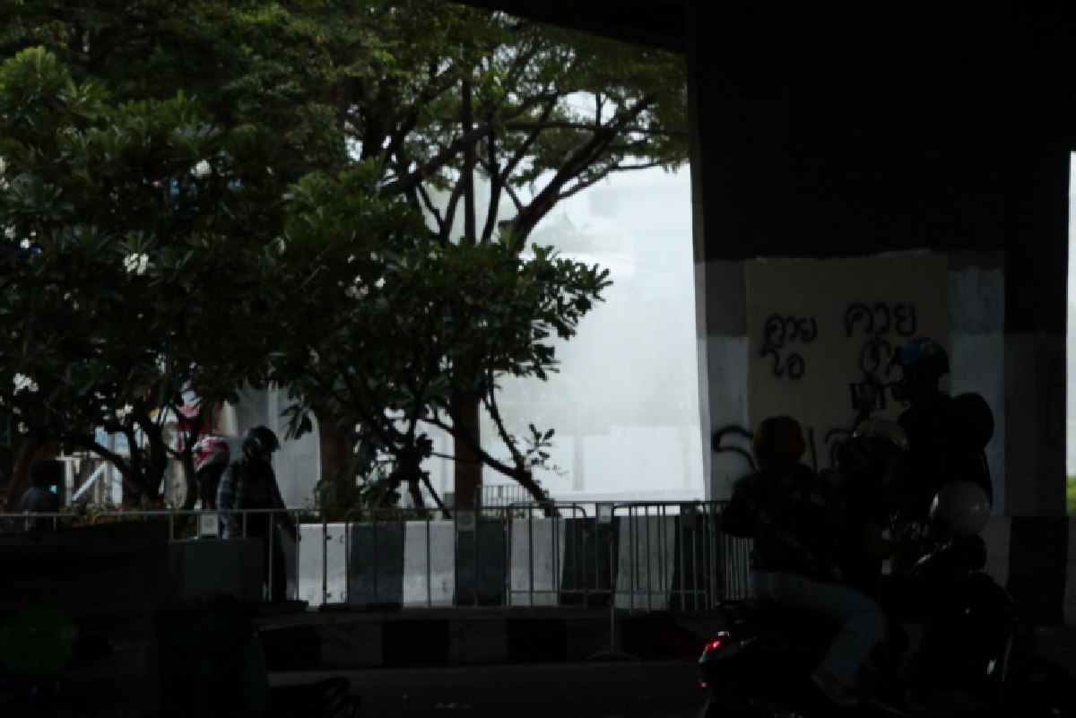 "ม็อบ15สิงหา" ปะทะเดือด สามเหลี่ยมดินแดง แก๊สน้ำตาปลิวว่อน มวลชนเจ็บหลายราย