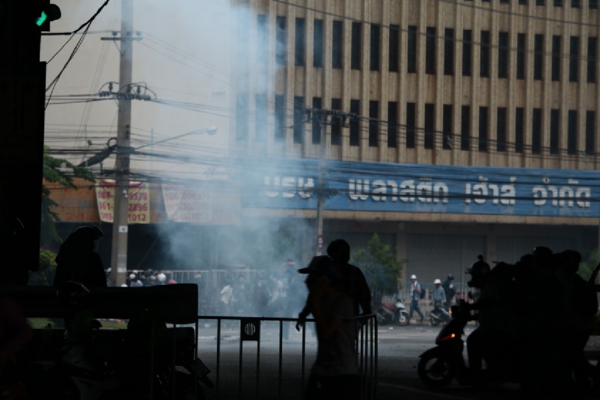 "ม็อบ15สิงหา" ปะทะเดือด สามเหลี่ยมดินแดง แก๊สน้ำตาปลิวว่อน มวลชนเจ็บหลายราย