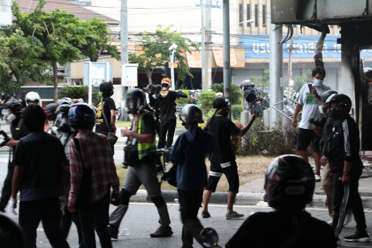 "ม็อบ15สิงหา" ปะทะเดือด สามเหลี่ยมดินแดง แก๊สน้ำตาปลิวว่อน มวลชนเจ็บหลายราย