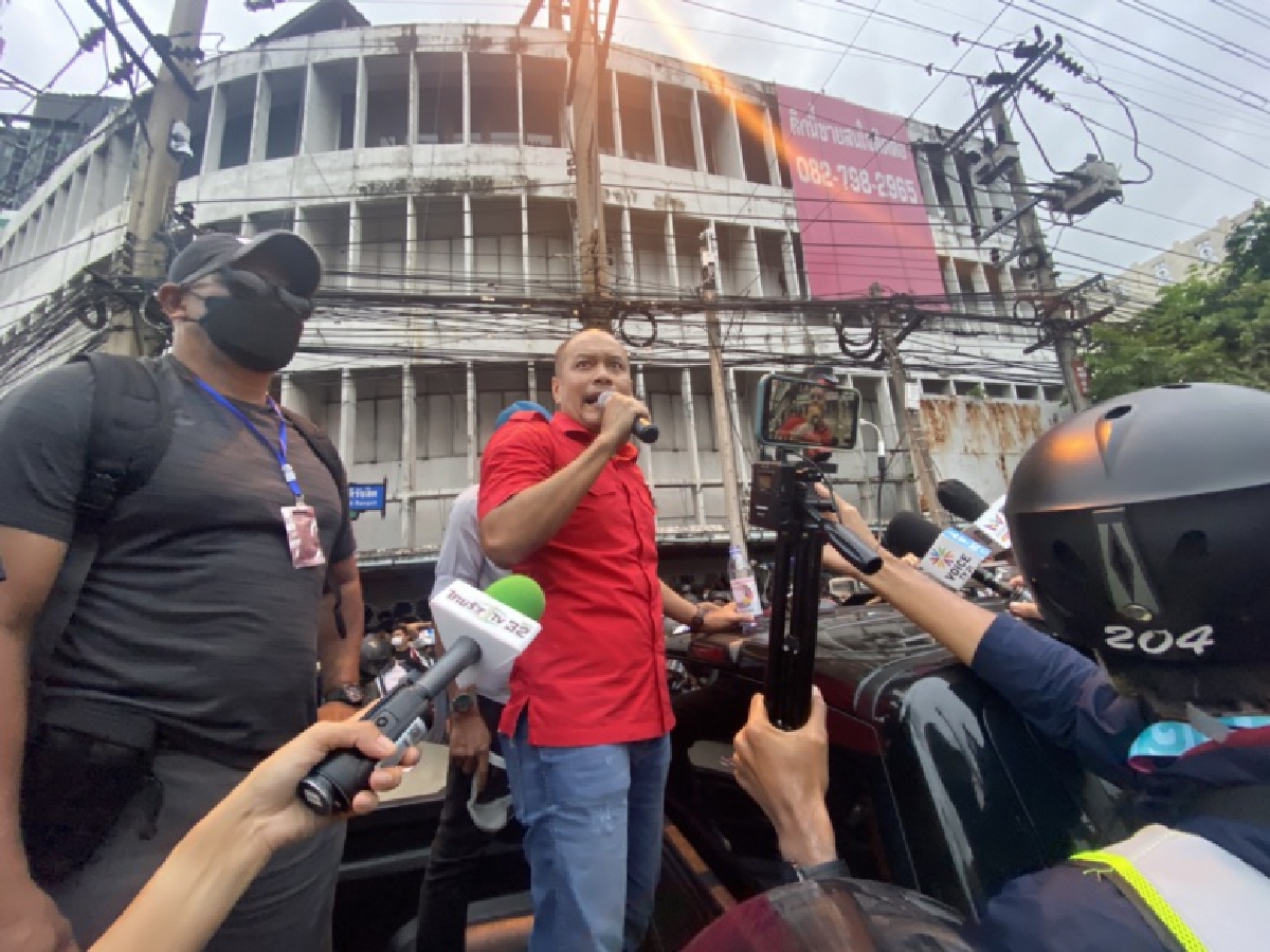 "ณัฐวุฒิ" ขอให้ "ม็อบ15สิหา" ยุติการชุมนุมที่สามเหลี่ยมดินแดง 