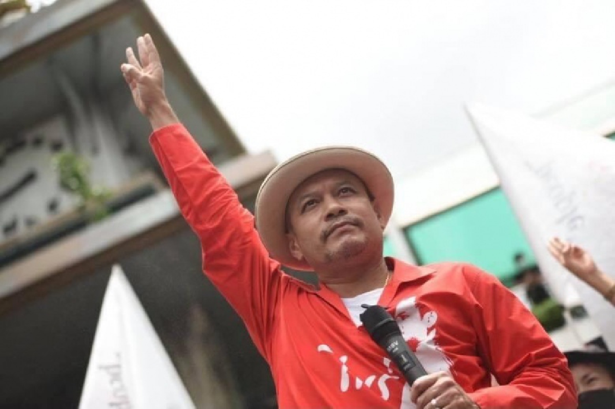 แดงส้มชิงธง"ม็อบ 15 สิงหา" สาย "ทักษิณ" ปลุกระดมทั้งคาร์ม็อบ-คลับเฮาส์