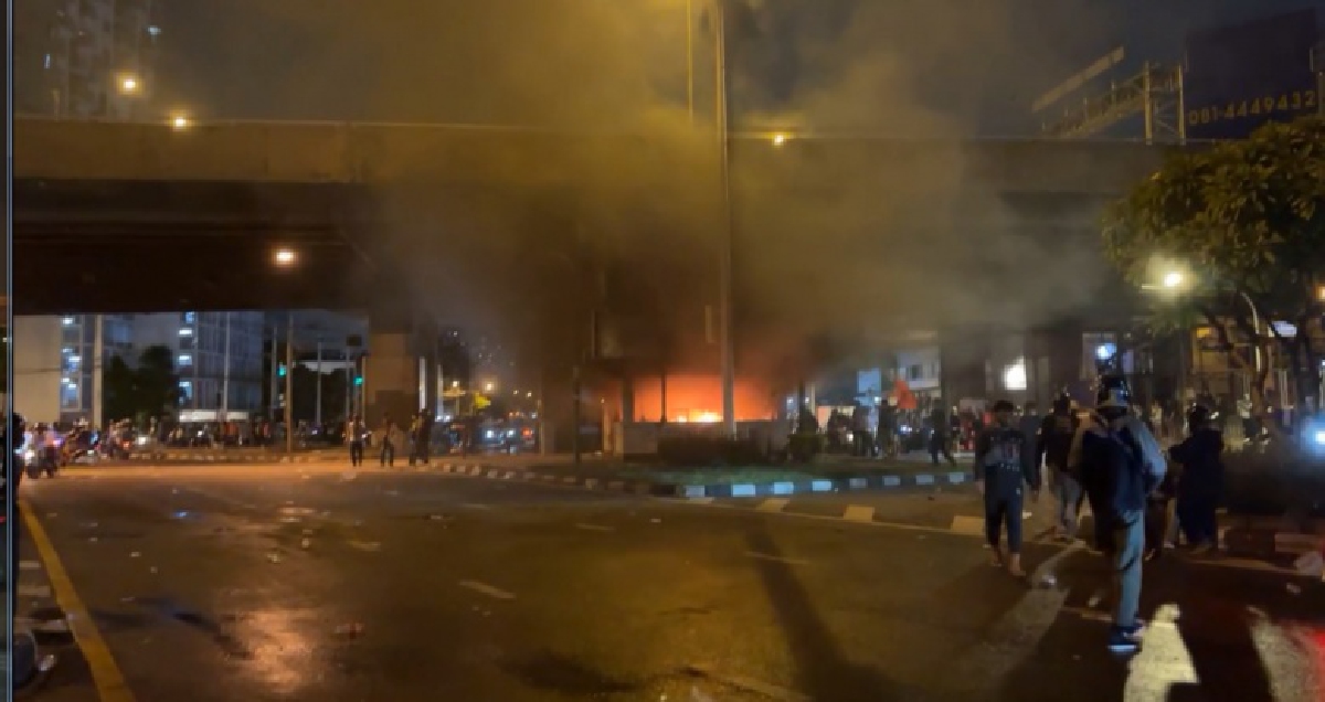 "ม็อบ15สิงหา" เผาซ้ำอีก ป้อมตำรวจดินแดง มวลชนยังปะทะกับตร.ดุเดือด  