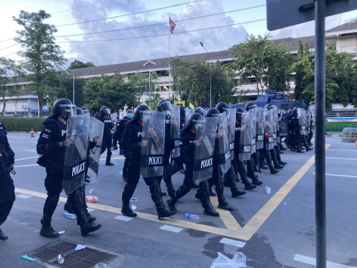 สลายการชุมนุมกลุ่ม "ทะลุฟ้า" แยกนางเลิ้ง ส่วนแยกดินแดง เริ่มปะทะอีกจุด