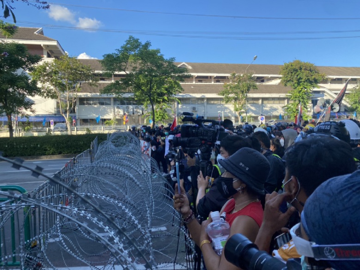 ม็อบ "ทะลุฟ้า" ปะทะเจ้าหน้าที่ ใกล้แยกพาณิชยการ หลังประชิดแนวรั้วลวดหนาม