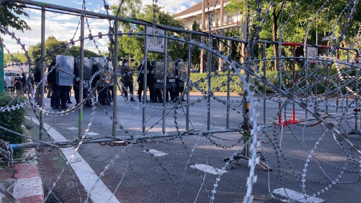 ม็อบ "ทะลุฟ้า" ปะทะเจ้าหน้าที่ ใกล้แยกพาณิชยการ หลังประชิดแนวรั้วลวดหนาม