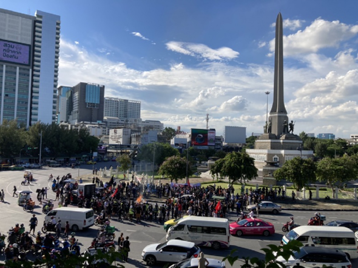 ด่วน ม็อบ "ทะลุฟ้า" เปลี่ยนเส้นทาง มุ่งหน้า "ทำเนียบรัฐบาล" แทน