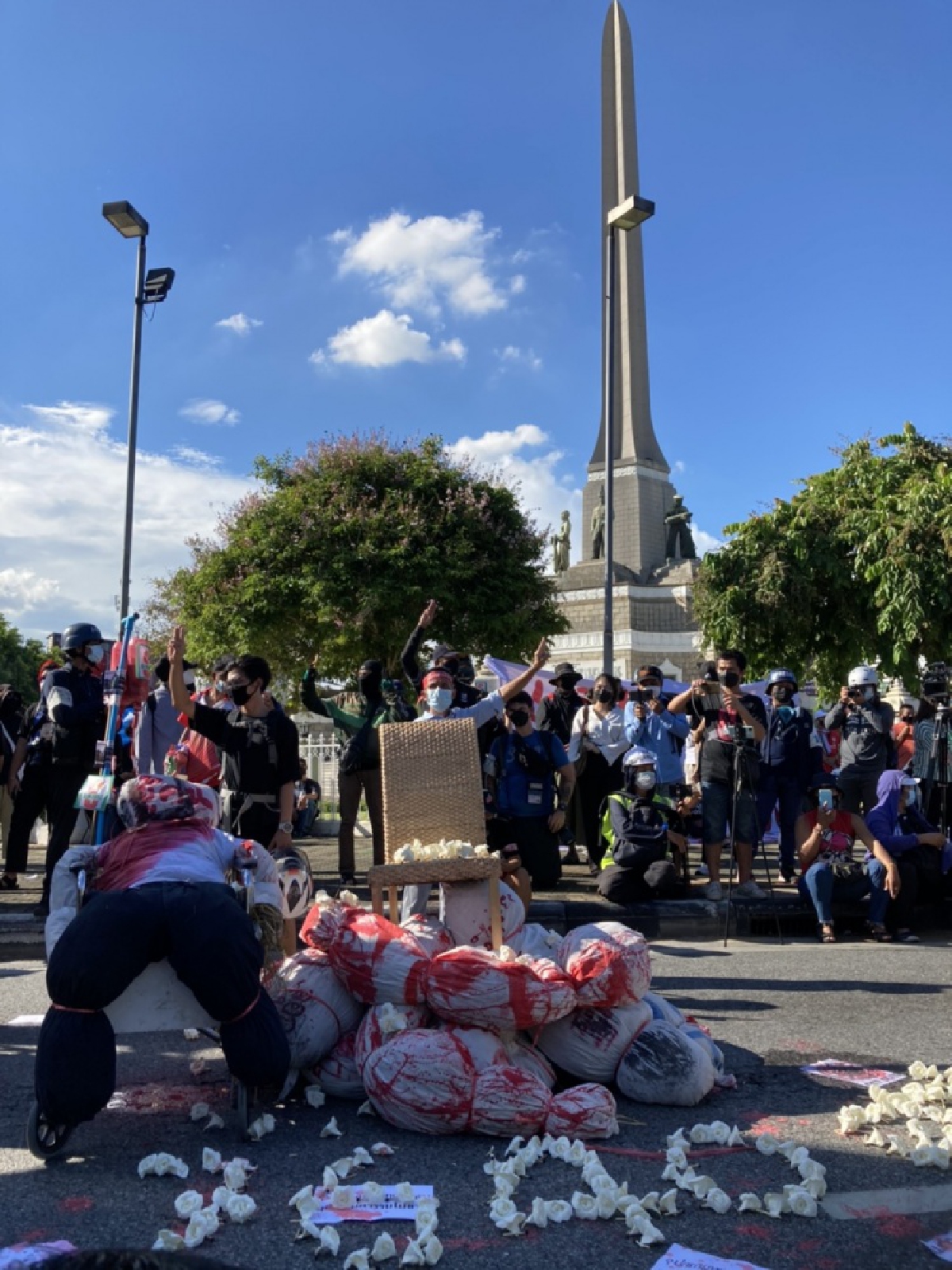 ด่วน ม็อบ "ทะลุฟ้า" เปลี่ยนเส้นทาง มุ่งหน้า "ทำเนียบรัฐบาล" แทน