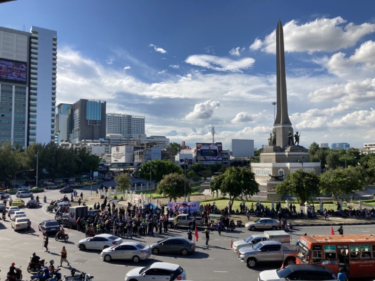 ด่วน ม็อบ "ทะลุฟ้า" เปลี่ยนเส้นทาง มุ่งหน้า "ทำเนียบรัฐบาล" แทน