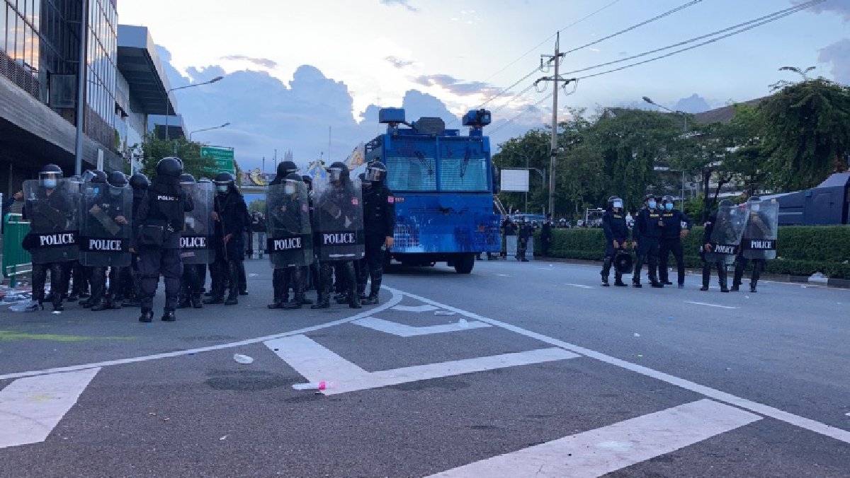 สลายการชุมนุมกลุ่ม "ทะลุฟ้า" แยกนางเลิ้ง ส่วนแยกดินแดง เริ่มปะทะอีกจุด