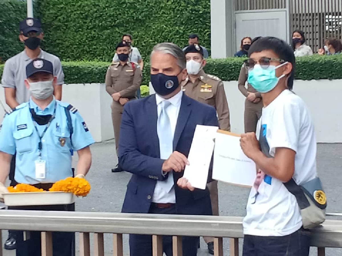 "ม็อบทะลุฟ้า"-"แอมเนสตี้" บุกสถานทูตฯหยุดคุกคาม พ่วง"ขอวัคซีน"ทั่วถึง