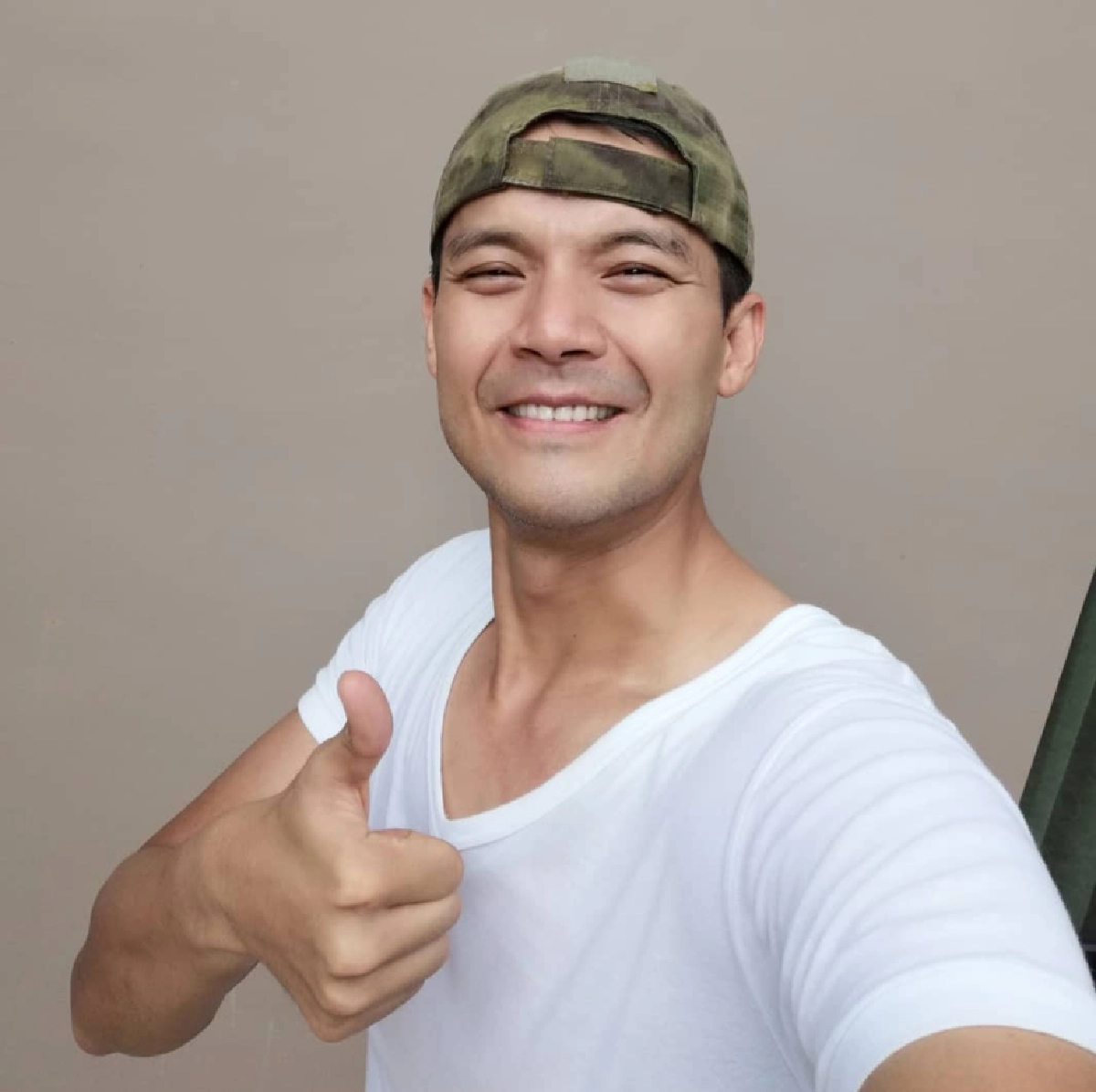 "อะตอม" ปวดแผลยังยิ้มสู้ เริ่มสื่อสารได้แม้สับสน พร้อมฝึกเดินอีกครั้ง