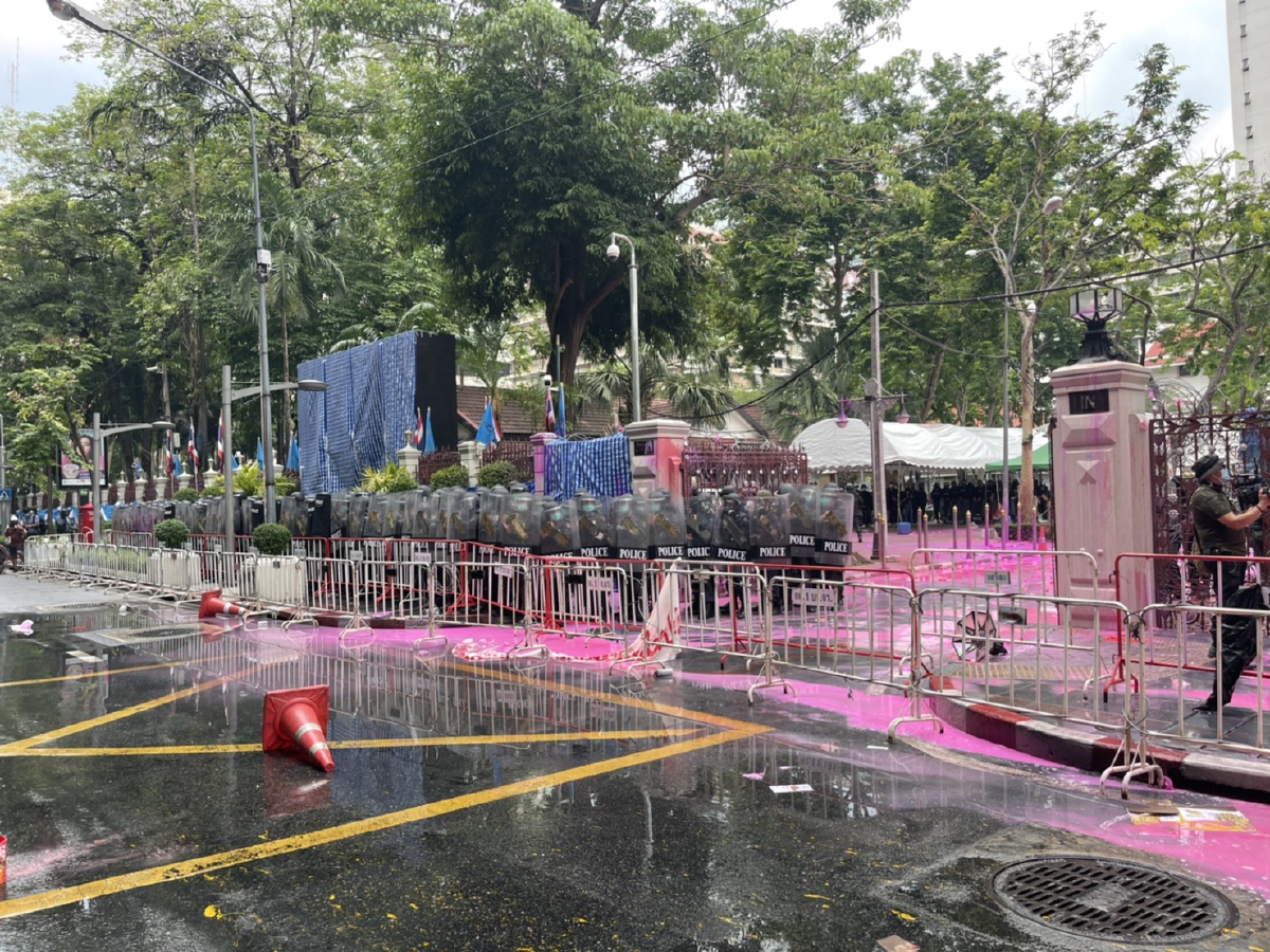 "ม็อบ"ทะลุฟ้า ปาสีชมพูใส่ป้ายตร. ถูกฉีดน้ำตอบโต้ ก่อนคฝ.บุกล้อมปราบ