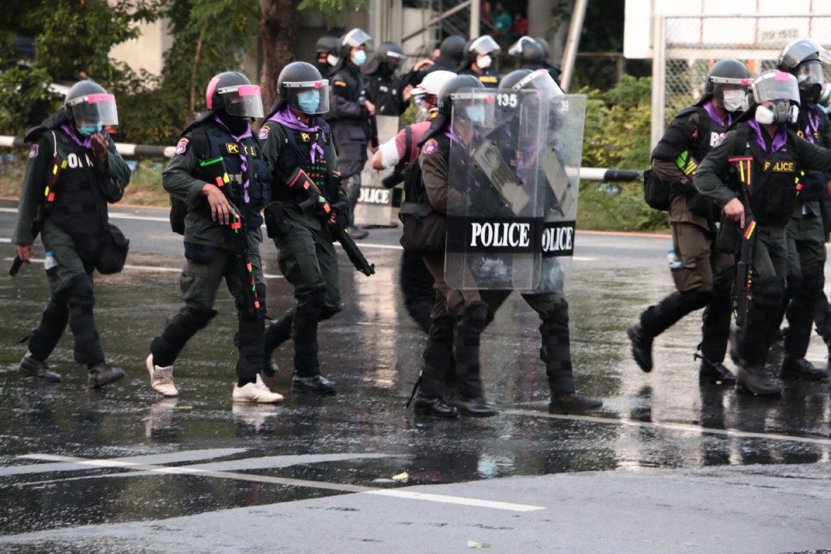 ด่วน ตร.ล้อมปราบ จ่อยิงกระสุนยาง กลุ่ม "ทะลุแก๊ส" ไล่จับได้หลายราย