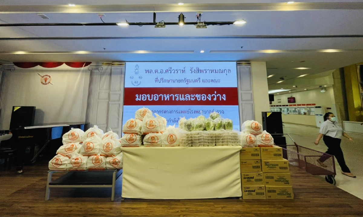 พล.ต.อ.ศรีวราห์ มอบของให้บุคลากรทางการแพทย์ รพ.ตำรวจ  สร้างขวัญกำลังใจ