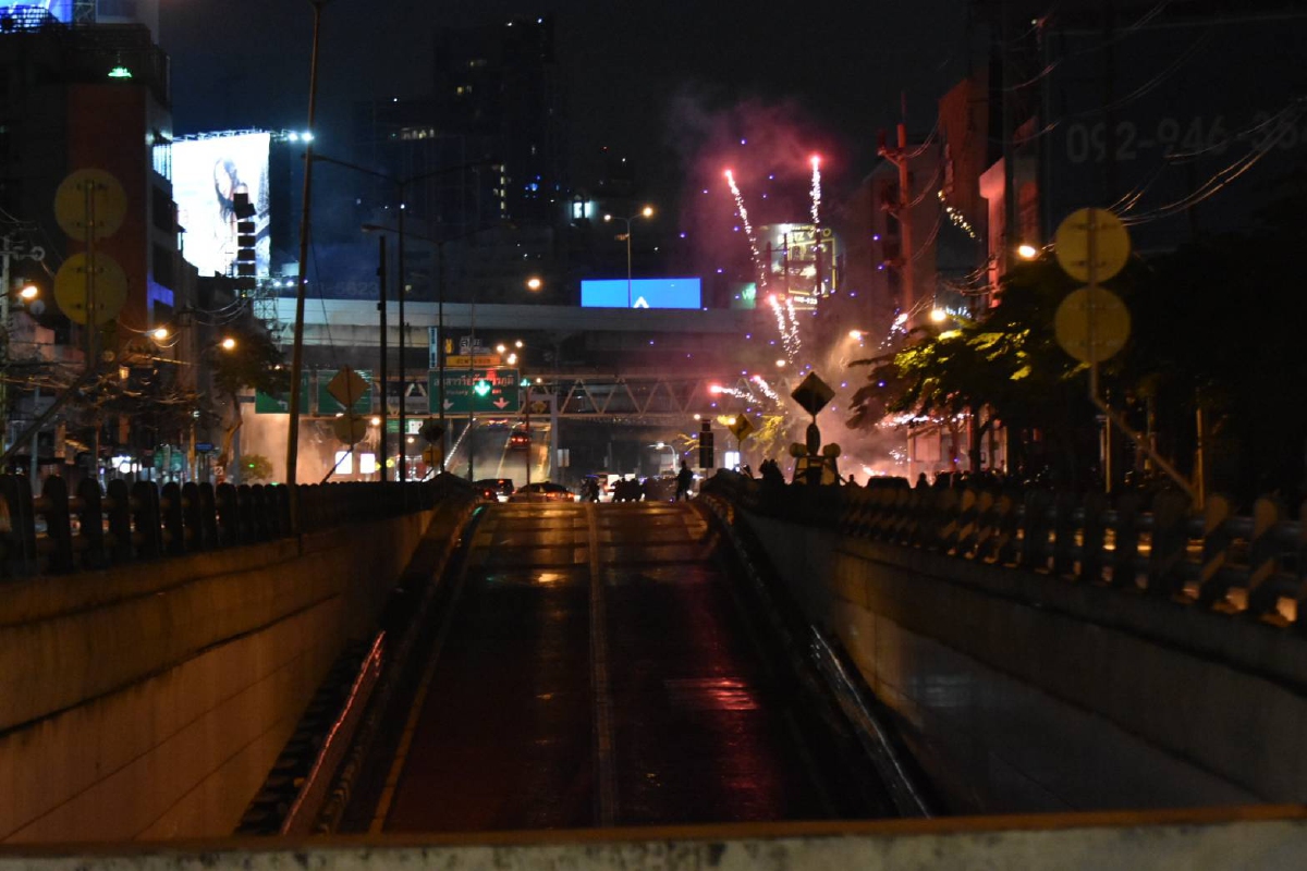 "ม็อบ" วันนี้ สามเหลี่ยมดินแดง ยังไม่จบ คฝ.ระดมยิงแก๊สน้ำตา