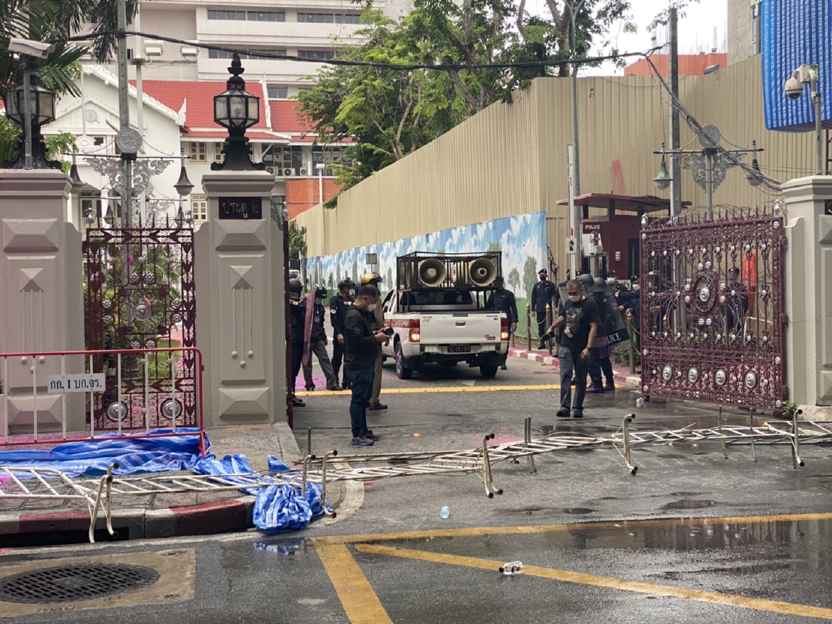 สรุป "ม็อบ" ทะลุฟ้า 17 สิงหาคม ตร.ล้อมปราบกลางสายฝน จับผู้ชุมนุมหลายราย