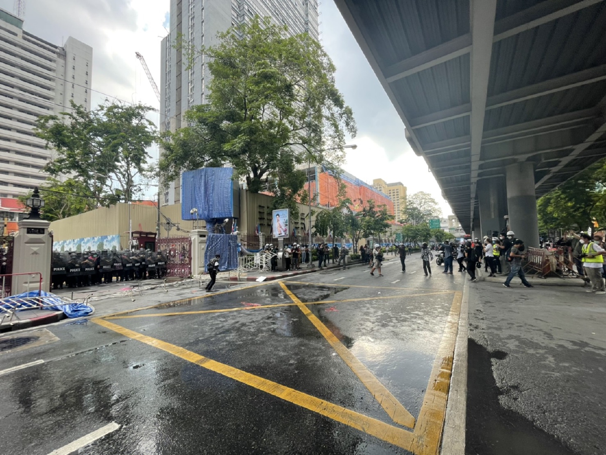 "ม็อบ"ทะลุฟ้า ปาสีชมพูใส่ป้ายตร. ถูกฉีดน้ำตอบโต้ ก่อนคฝ.บุกล้อมปราบ