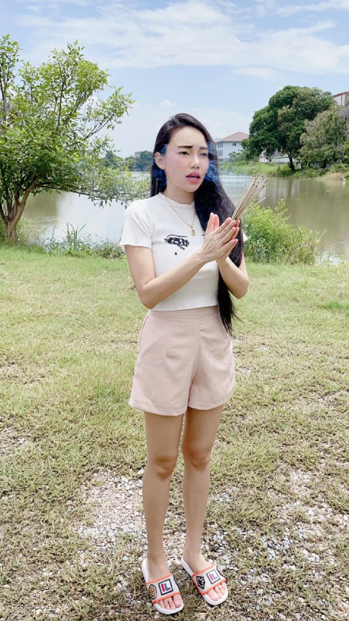 "เอ็มมี่ อมลวรรณ" จุดธูปขอพรก่อนฉีดวัคซีน