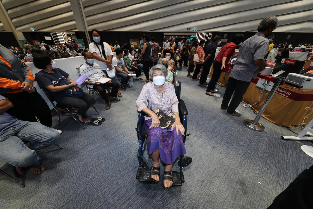 “สุวัจน์” รับเข็ม 2 แอสตร้าฯ ย้ำวัคซีน คือ ทางออกของโควิด-19