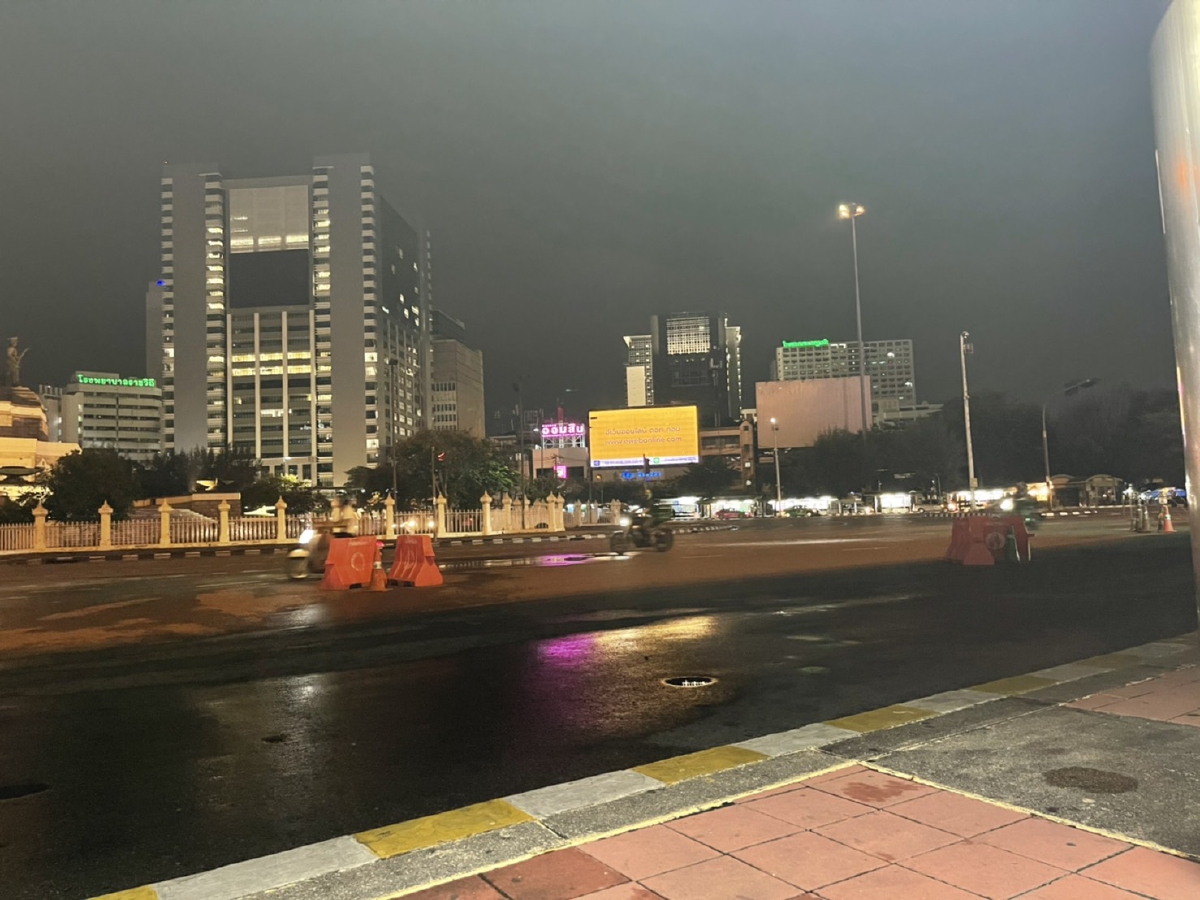 รอเก็บกู้ พบวัตถุคล้ายระเบิด 3 ลูก ตกอยู่ย่าน "อนุสาวรีย์ชัยสมรภูมิ"