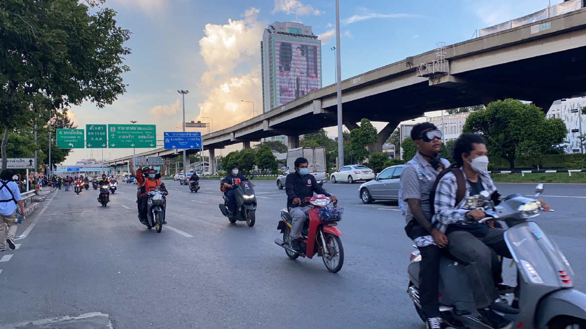 "กลุ่มทะลุเเก๊ส" สามเหลี่ยมดินแดง มวลชนน้อยเงียบเหงา ไร้เหตุปะทะ