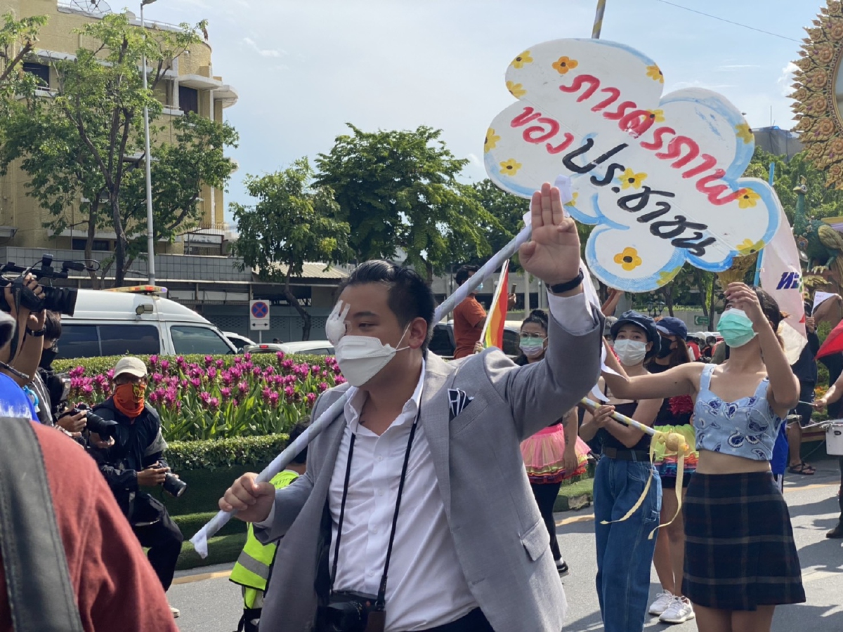 "ไฮโซลูกนัท" เซอร์ไพรส์ ร่วมม็อบ ทะลุฟ้า ถือป้าย ภารดรภาพของประชาชน