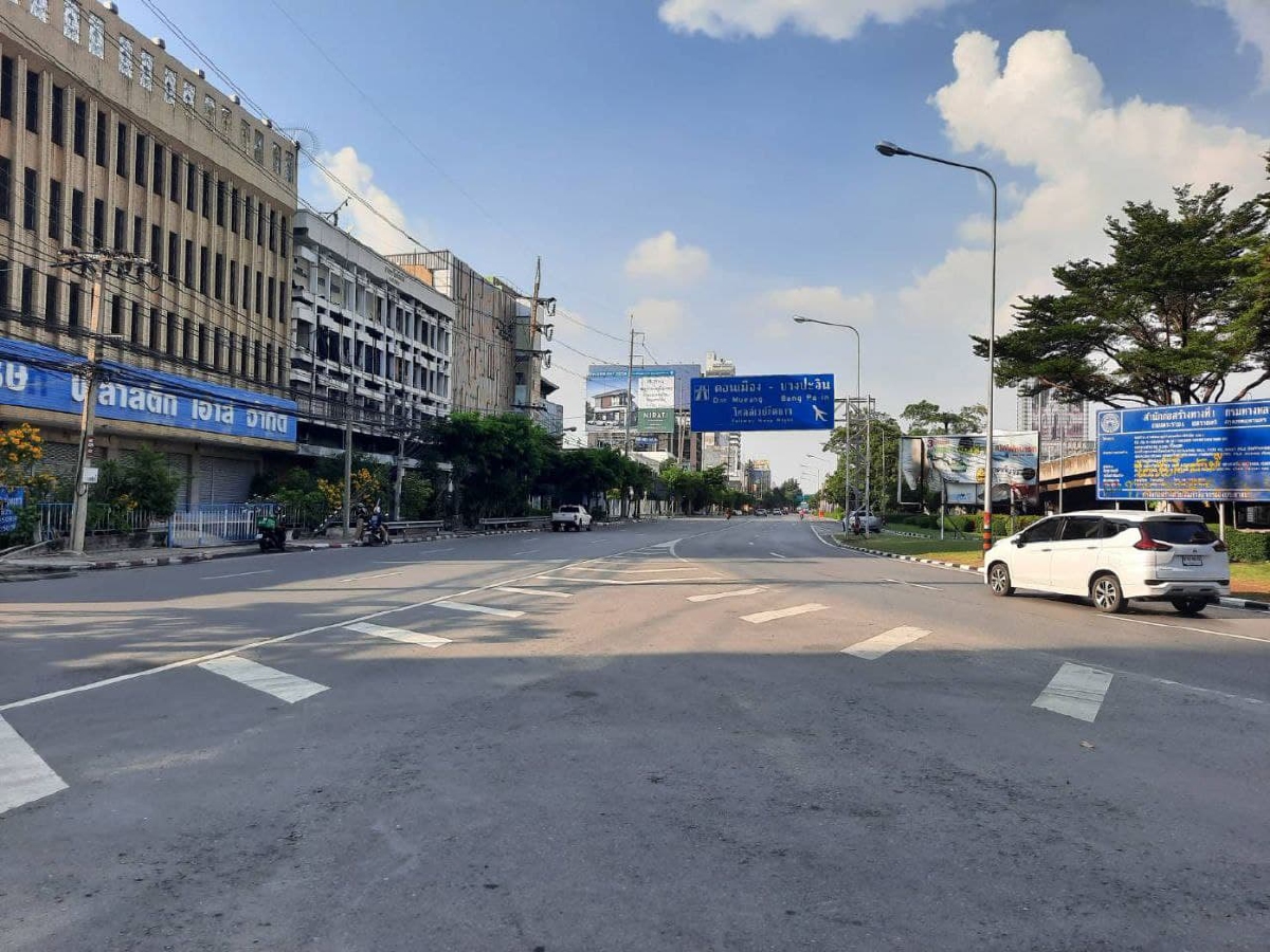 กลุ่มวัยรุ่น รวมตัว"แยกดินแดง" มุ่งราบ 1 บ้านนายกฯ ไร้ตู้คอนเทนเนอร์ขวาง