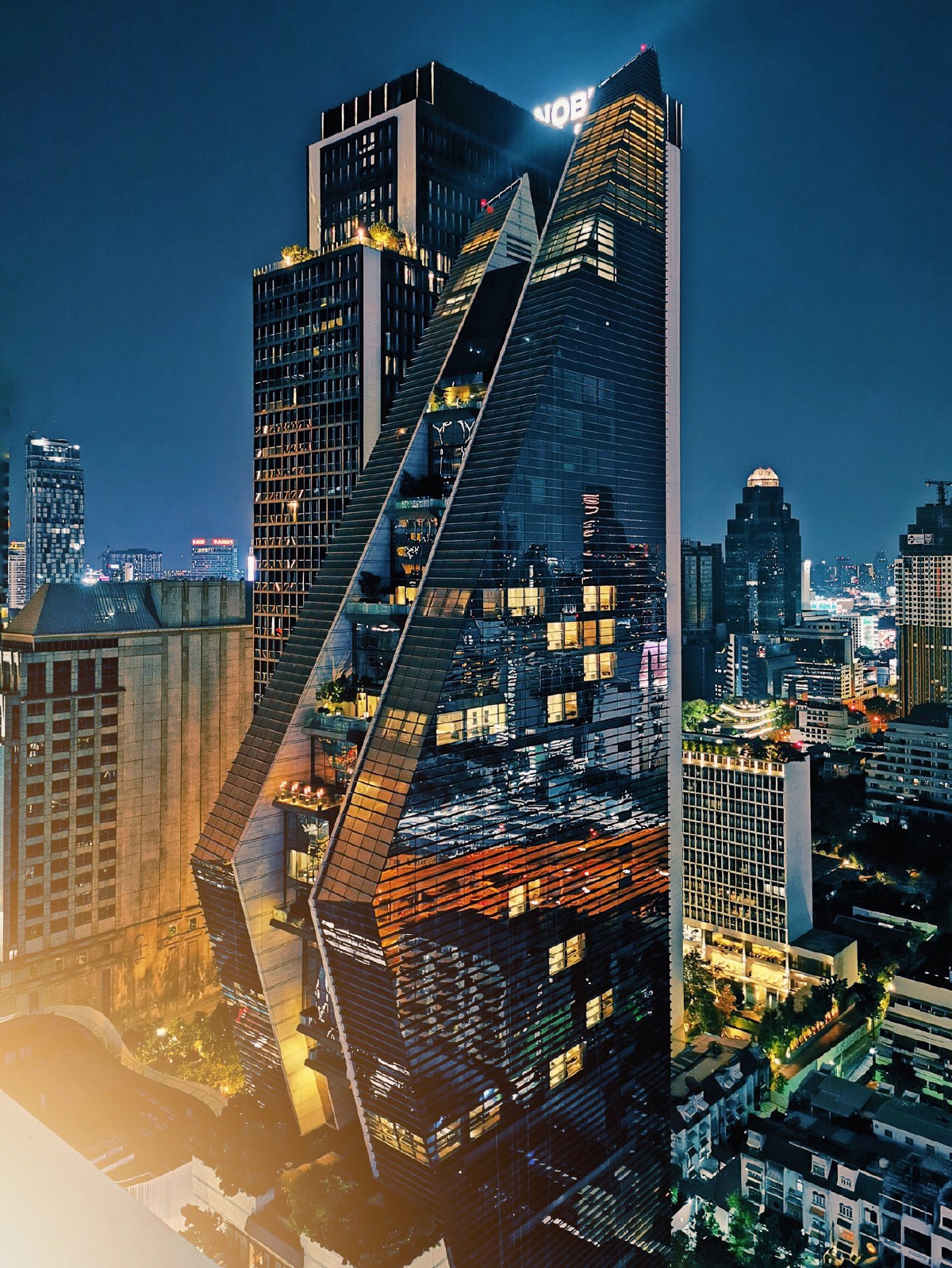 "เอม พินทองทา" บุตรสาวทักษิณ อ่วมหนัก ประกาศปิดโรงแรมโรสวูดชั่วคราว