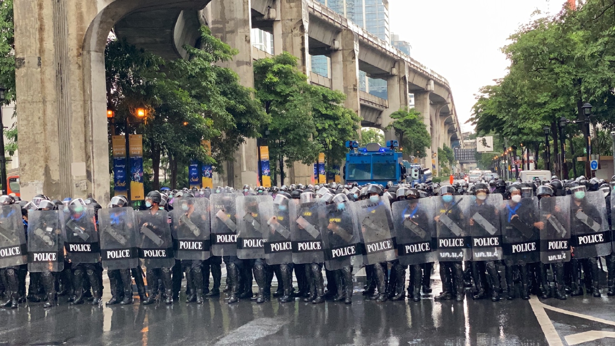 สรุป "ม็อบ" ทะลุฟ้า 17 สิงหาคม ตร.ล้อมปราบกลางสายฝน จับผู้ชุมนุมหลายราย