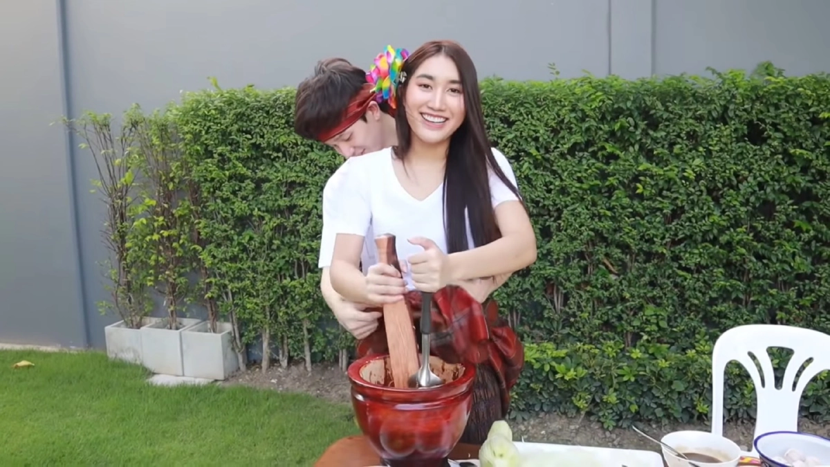 ใครสงสัยรักจืดจาง “ตงตง-เบส” ขอยืนยันรักหวานด้วยส้มตำปลาร้า