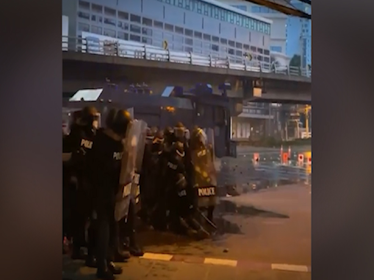 “ม็อบ”ก็เจอแรงต้าน “ฝ่ายค้าน”ก็ไม่สามัคคี ผลดีตกอยู่กับ “รัฐบาล”