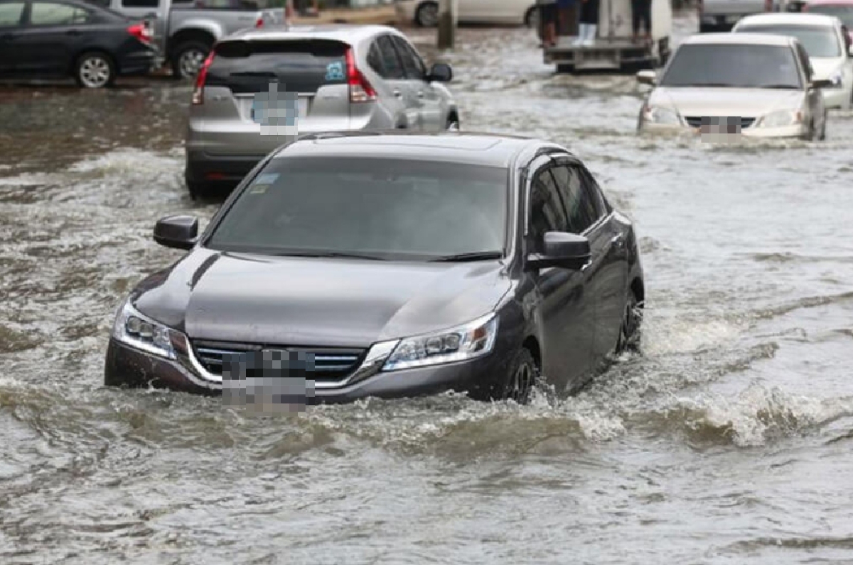 5 ทริคช่วยตัดสินใจ ฝ่าน้ำท่วมแบบไหนให้ปลอดภัย พร้อม "วิธีดูแลรถ" หลังลุยน้ำ