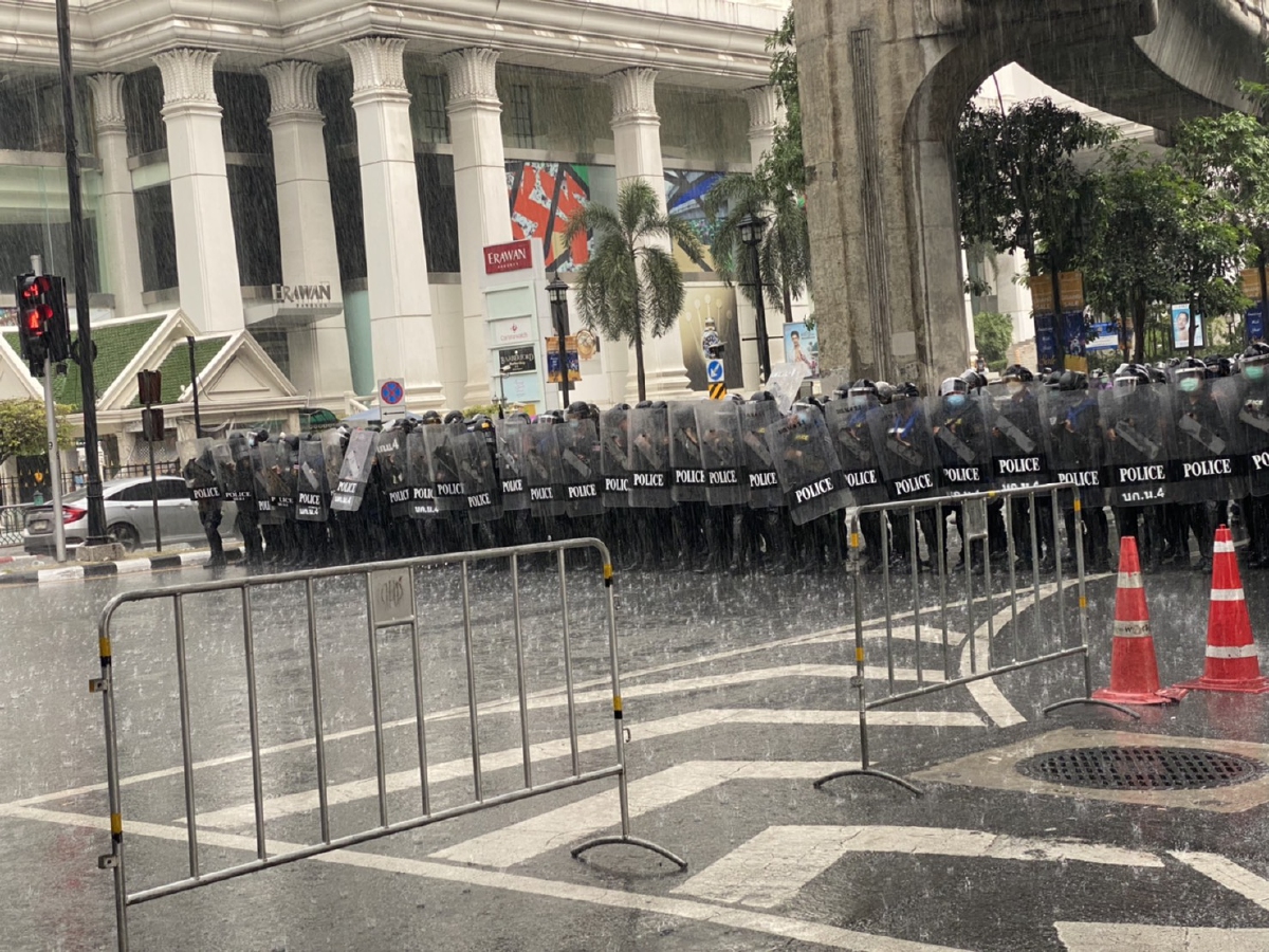 สรุป "ม็อบ" ทะลุฟ้า 17 สิงหาคม ตร.ล้อมปราบกลางสายฝน จับผู้ชุมนุมหลายราย