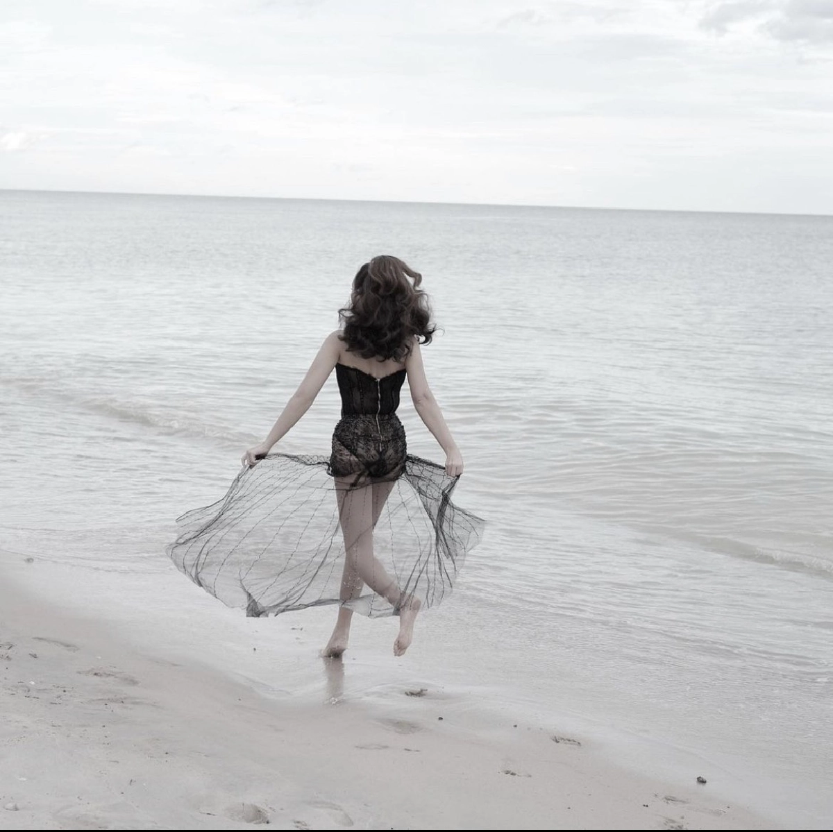 แม่มาแล้ว “บี น้ำทิพย์” เซ็กซี่มาก ใส่ชุดลูกไม้ซีทรู เริงร่าริมหาด