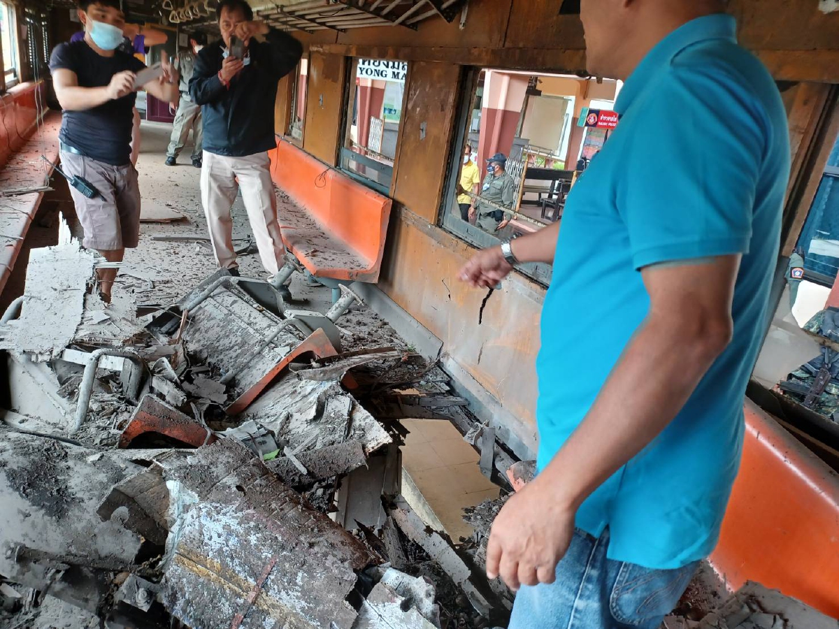 ด่วน "รถไฟ"ขบวนพิเศษถูกลอบวางระเบิด-ยิงซ้ำตู้พนักงาน