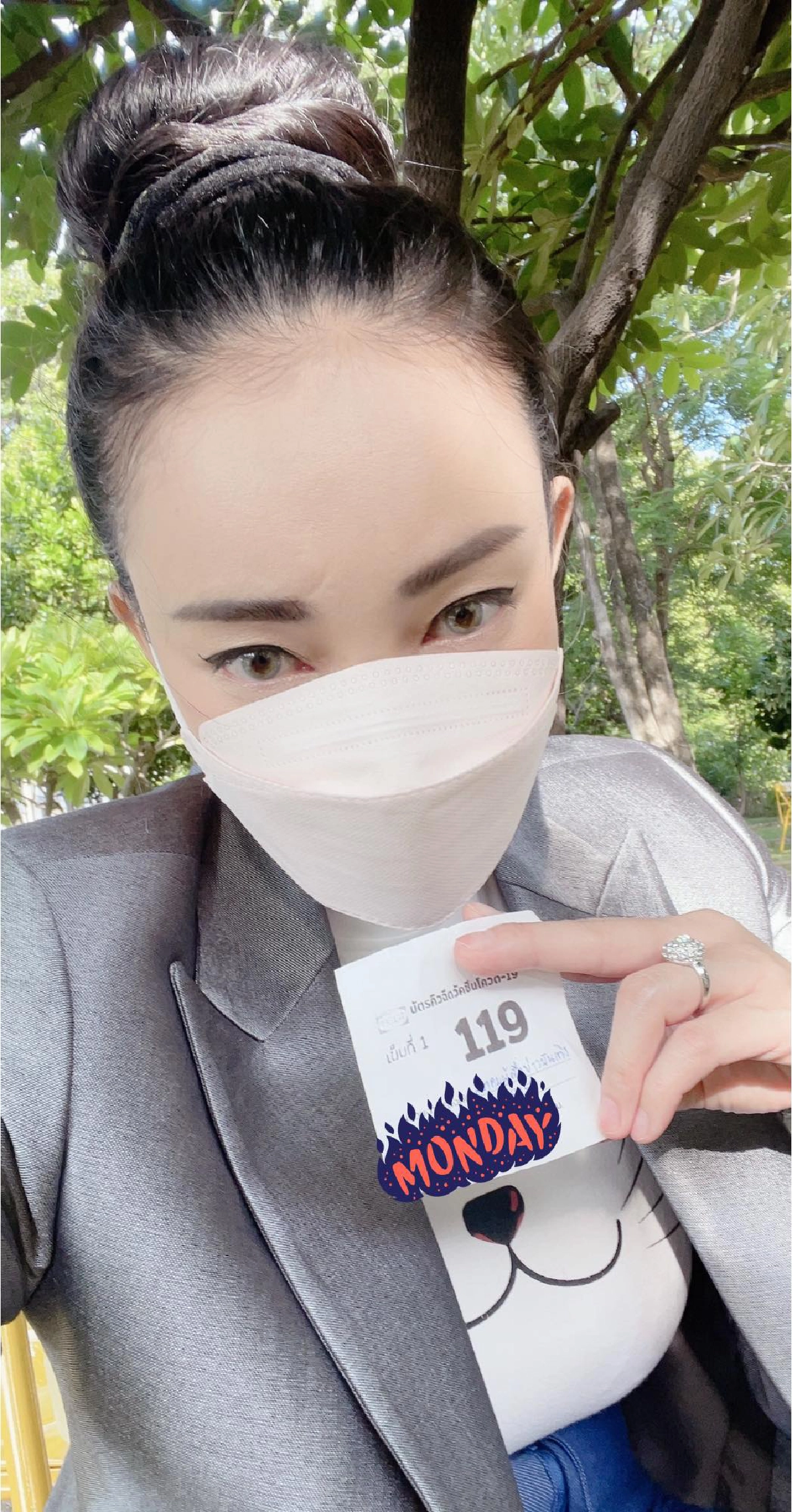 "เอ็มมี่ อมลวรรณ" จุดธูปขอพรก่อนฉีดวัคซีน