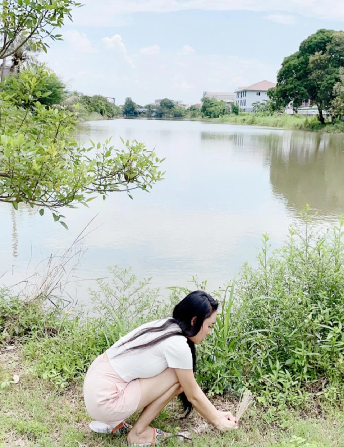 "เอ็มมี่ อมลวรรณ" จุดธูปขอพรก่อนฉีดวัคซีน