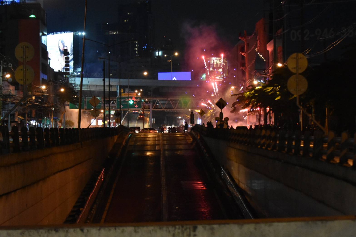 "ม็อบ" วันนี้ สามเหลี่ยมดินแดง ยังไม่จบ คฝ.ระดมยิงแก๊สน้ำตา