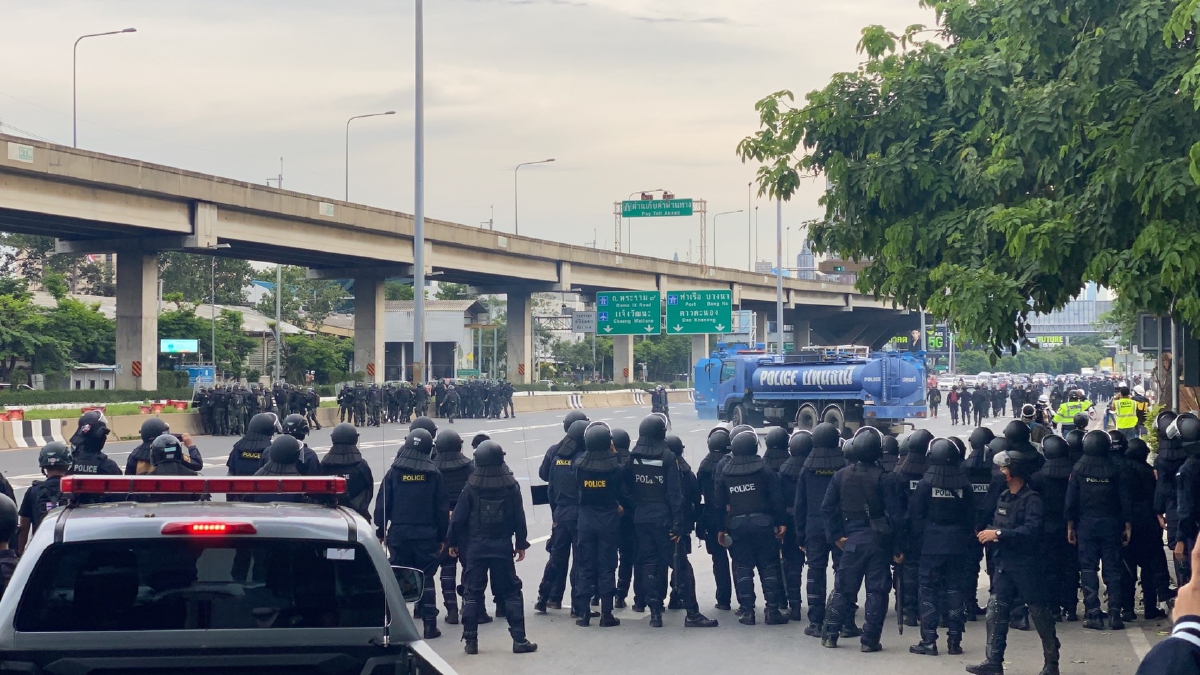 คฝ. - รถน้ำจีโน่ ลุยผลักดันกลุ่ม "ทะลุแก๊ส" แยกดินแดง