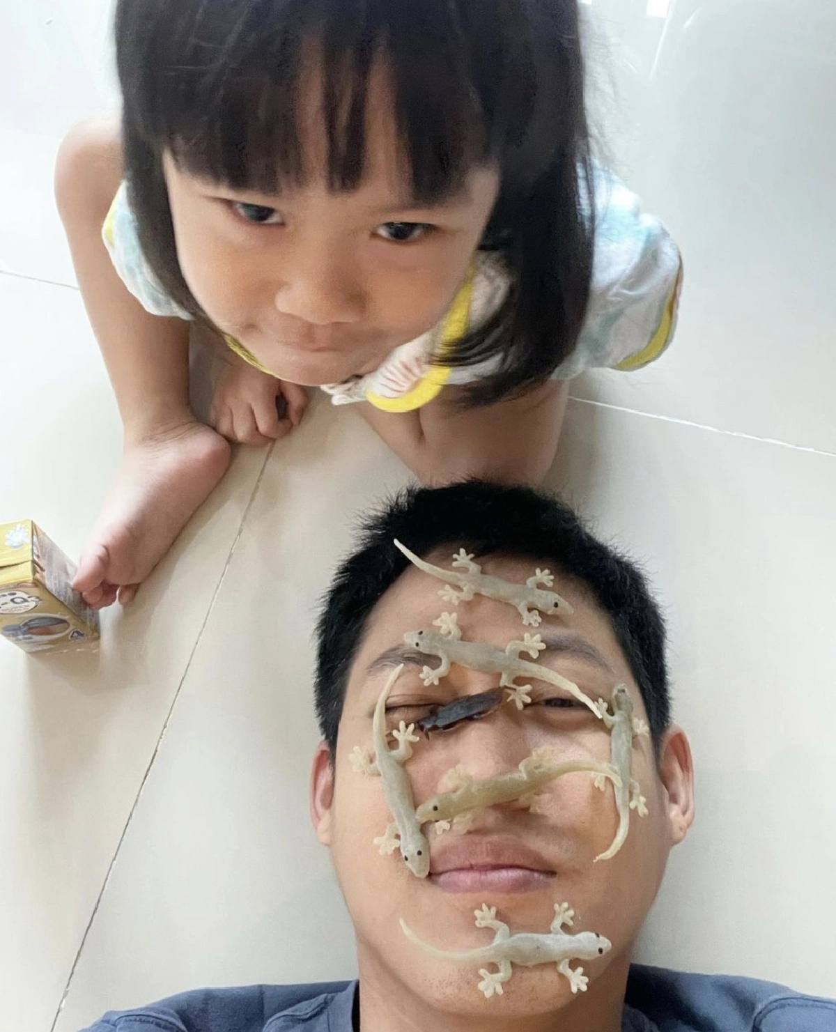 ชวนขนลุก “ตู่ ภพธร” โพสต์ภาพ เอาจิ้งจกยางวางบนหน้า