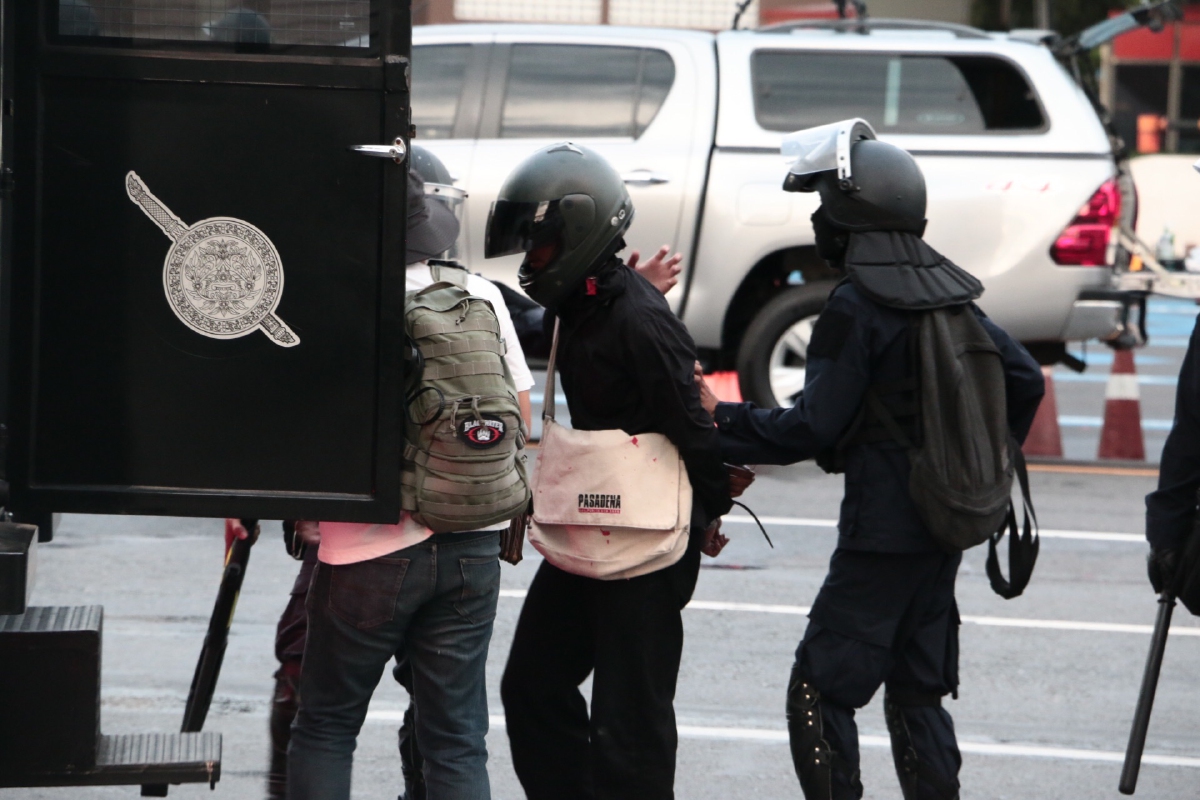 ด่วน ตร.ล้อมปราบ จ่อยิงกระสุนยาง กลุ่ม "ทะลุแก๊ส" ไล่จับได้หลายราย