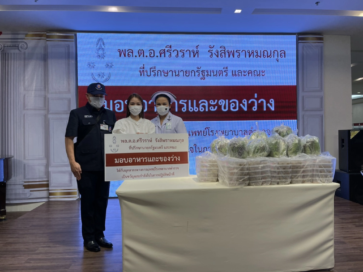 พล.ต.อ.ศรีวราห์ มอบของให้บุคลากรทางการแพทย์ รพ.ตำรวจ  สร้างขวัญกำลังใจ