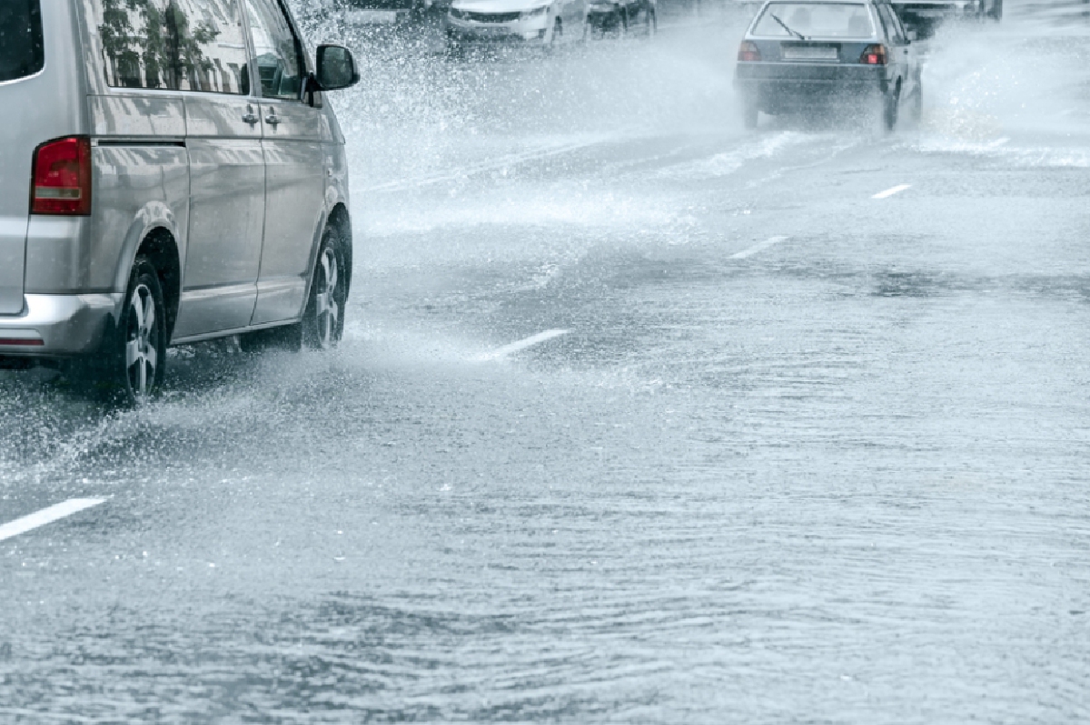 5 ทริคช่วยตัดสินใจ ฝ่าน้ำท่วมแบบไหนให้ปลอดภัย พร้อม "วิธีดูแลรถ" หลังลุยน้ำ