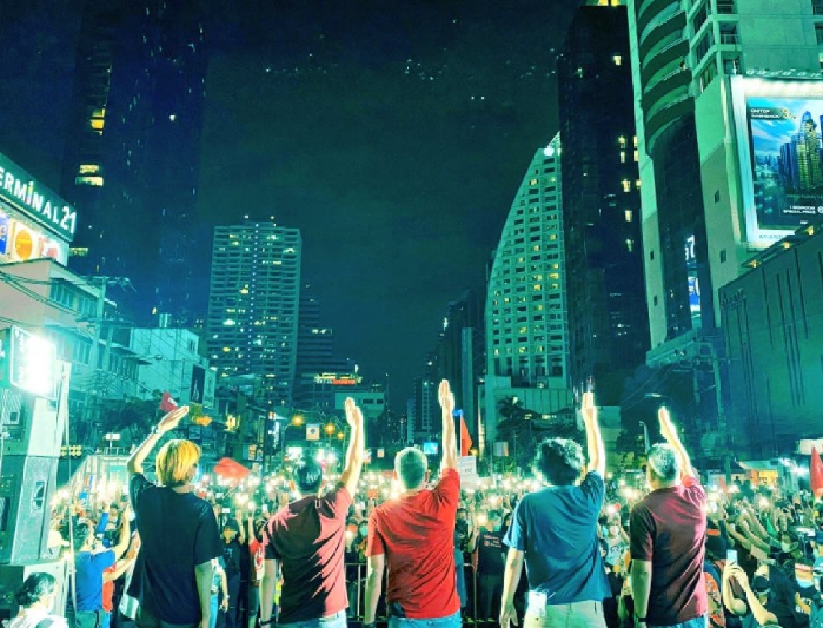 "ณัฐวุฒิ" ขอเคลียร์หมายจับ ประกาศหยุดชุมนุมวันนี้