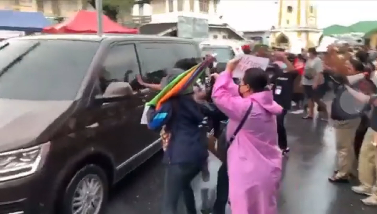 "ม็อบนนท์" เดือดโดดเตะ-ปาน้ำปลาร้าใส่รถนายกฯ ขณะลงพื้นที่ติดตามน้ำจ.นนท์