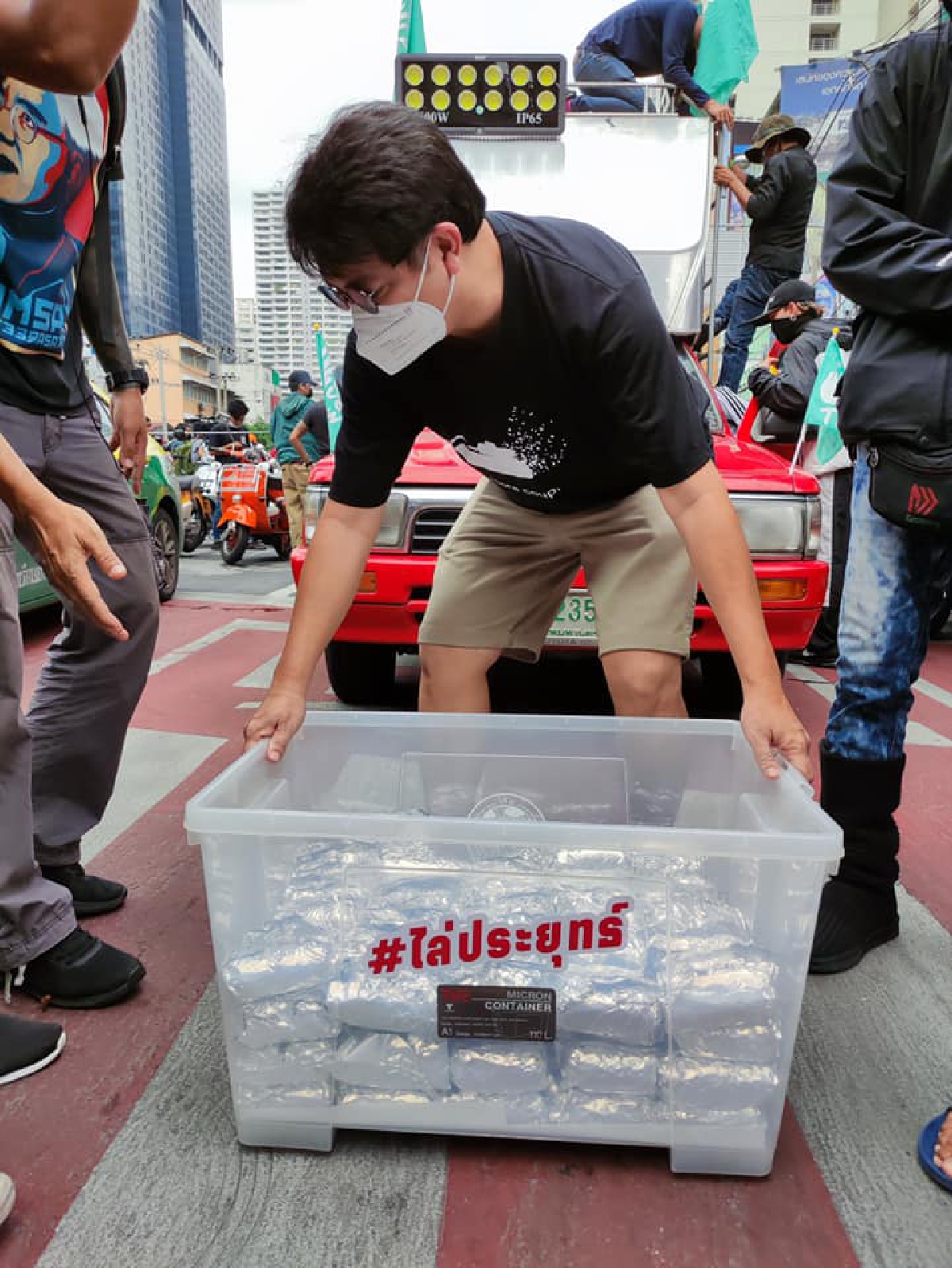 สมบัติ บุญงามอนงค์ หรือ บก.ลายจุด นำ"คิมบับ  ข้าวปั้นสาหร่ายทะเล จำนวน 100 ชิ้น มาแจกผู้ชุมนุม 