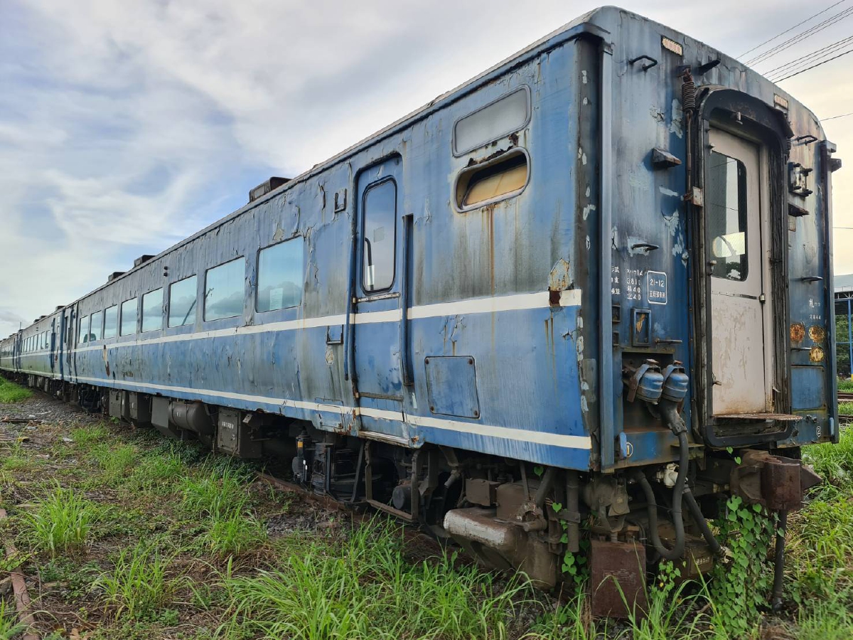 รถไฟญี่ปุ่นมือสองที่เคยได้รับบริจาครอการซ่อมแซม จอดทิ้งไว้ที่ศรีราชา ชลบุรี