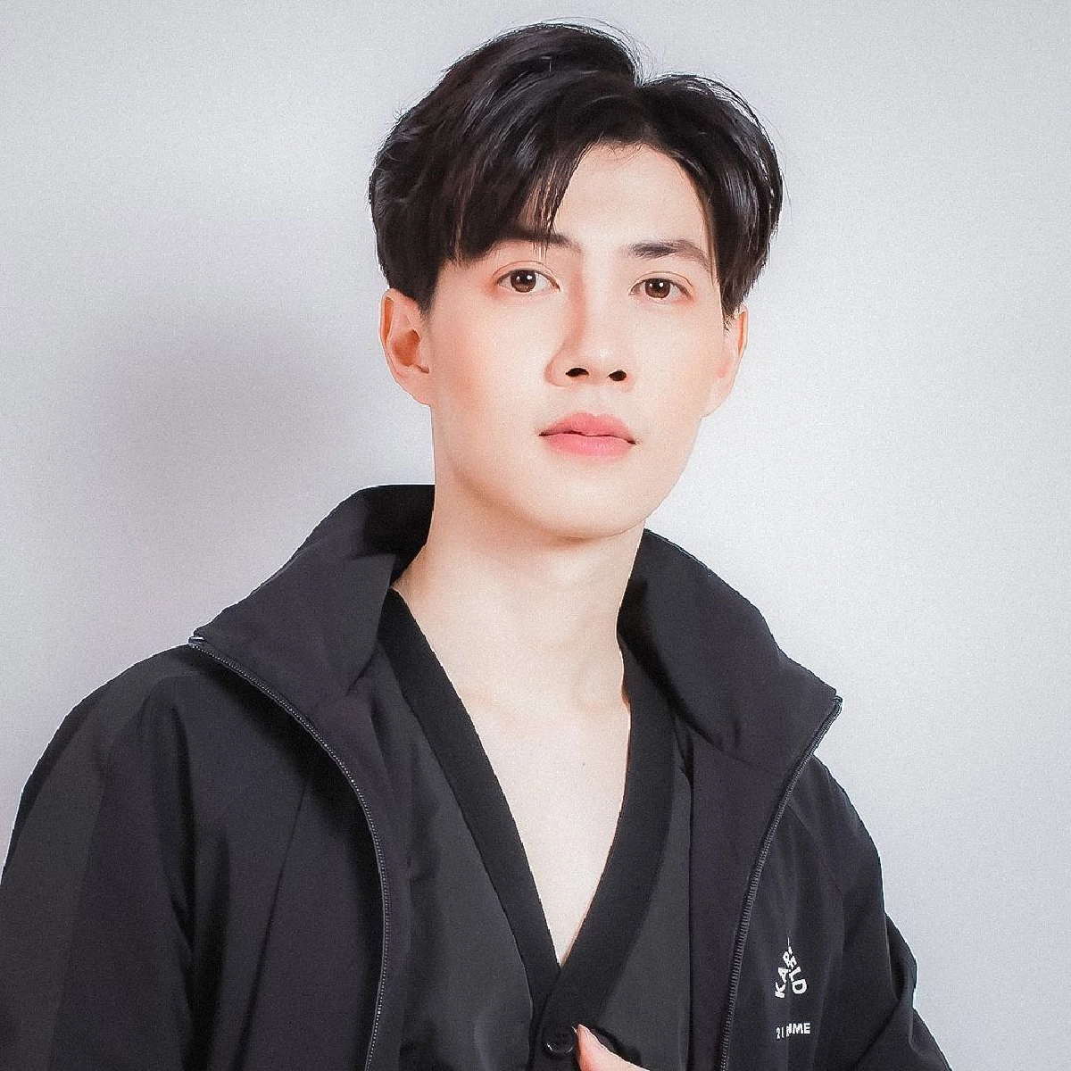 หิ้วกระเป๋า "เบ้นซ์ ณัฐพงศ์" กลับบ้าน หลังพักรักษาโควิด19 ชี้ตักตัวเพิ่ม