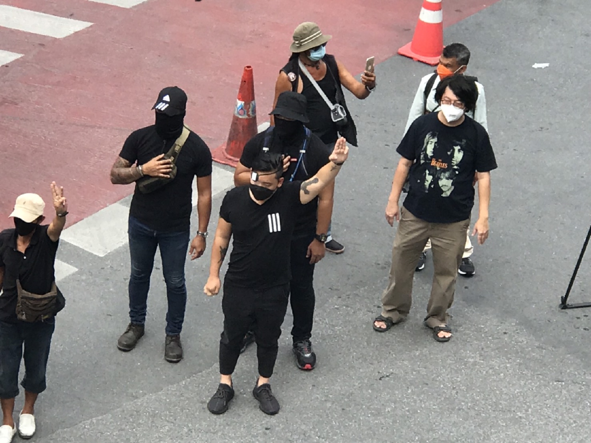 มาตามนัด "คาร์ม็อบ 6 กันยา" รวมตัวแยกราชประสงค์ มุ่งแยกอโศก