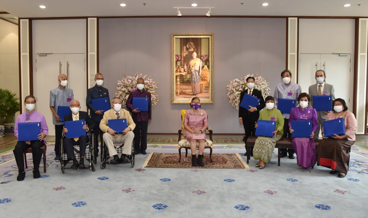 เสด็จออกแทนพระองค์ พระราชทานโล่และเข็มเชิดชูเกียรติ แก่ศิลปินแห่งชาติ